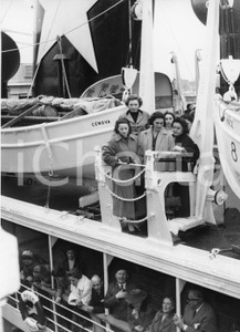 1955 GENOVA Piroscafo PACE parte per le nozze di Maria Pia di Savoia (4) Foto 1955Fotografia vintage rara d'epoca, scattata a bordo del piroscafo "Pace".Timbro archivio Publifoto Genova al verso.FORMATO: 18x24 cm CONDIZIONI: G (ma difetti di stampa)ICHARTA mette in vendita le stampe vintage della collezione Publifoto Genova, per la maggior parte inedita o in tiratura di pochi esemplari. Si tratta di un'ottima opportunit&agrave; di investimento per i collezionisti di fotografie d'epoca.    originale e autentica 1