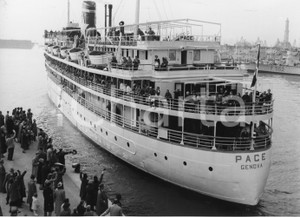 1955 GENOVA Piroscafo PACE parte per le nozze di Maria Pia di Savoia (1) Foto 1955Fotografia vintage rara d'epoca, scattata a bordo del piroscafo "Pace".Timbro archivio Publifoto Genova al verso.FORMATO: 24x18 cm CONDIZIONI: G (ma difetti di stampa)ICHARTA mette in vendita le stampe vintage della collezione Publifoto Genova, per la maggior parte inedita o in tiratura di pochi esemplari. Si tratta di un'ottima opportunit&agrave; di investimento per i collezionisti di fotografie d'epoca.    originale e autentica 1