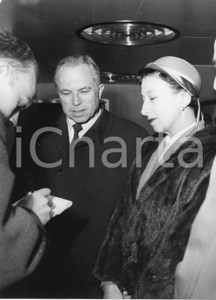 1955 GENOVA Arrivo regista King VIDOR con la moglie - Foto vintage 18x24 cm 1955Fotografia vintage rara d'epoca.Timbro archivio Publifoto Genova al verso.FORMATO: 18x24 cm CONDIZIONI: FAIR (lievi difetti di stampa; minima mancanza angolare di pellicola)ICHARTA mette in vendita le stampe vintage della collezione Publifoto Genova, per la maggior parte inedita o in tiratura di pochi esemplari. Si tratta di un'ottima opportunit&agrave; di investimento per i collezionisti di fotografie d'epoca.    originale e autentica 1