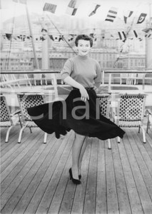 1955 GENOVA T/N Independence - Pat WOOD alla crociera dei miliardari *Foto 18x24 1955Fotografia vintage rara d'epoca.Timbro archivio Publifoto Genova al verso.FORMATO: 18x24 cm CONDIZIONI: G (ma difetti di stampa)ICHARTA mette in vendita le stampe vintage della collezione Publifoto Genova, per la maggior parte inedita o in tiratura di pochi esemplari. Si tratta di un'ottima opportunit&agrave; di investimento per i collezionisti di fotografie d'epoca.    originale e autentica 1