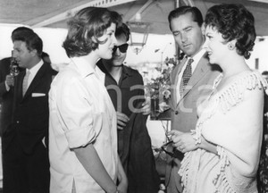 1955 SANREMO Gina LOLLOBRIGIDA e Milko SKOFIC sullo yacht di Rizzoli - Foto 1955Fotografia vintage rara d'epoca, scattata al termine del Rally del Cinema sullo yacht di Angelo Rizzoli.Sullo sfondo si riconosce Mike Bongiorno.Timbro archivio Publifoto Genova al verso.FORMATO: 24x18 cm CONDIZIONI: G (piccoli difetti di stampa)ICHARTA mette in vendita le stampe vintage della collezione Publifoto Genova, per la maggior parte inedita o in tiratura di pochi esemplari. Si tratta di un'ottima opportunit&agrave; di investimento per i collezionisti di fotografie d'epoca.    originale e autentica 1