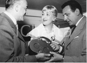 1955 SANREMO Elena GIUSTI dopo il Rally del Cinema - Foto vintage 24x18 cm 1955Fotografia vintage rara d'epoca.Timbro archivio Publifoto Genova al verso.FORMATO: 24x18 cm CONDIZIONI: GICHARTA mette in vendita le stampe vintage della collezione Publifoto Genova, per la maggior parte inedita o in tiratura di pochi esemplari. Si tratta di un'ottima opportunit&agrave; di investimento per i collezionisti di fotografie d'epoca.    originale e autentica 1