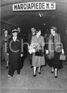 1954 GENOVA Arrivo Principi di Danimarca con il seguito (3) Foto 18x24 cm 1954Fotografia vintage rara d'epoca.Timbro archivio Publifoto Genova al verso.FORMATO: 18x24 cm CONDIZIONI: GICHARTA mette in vendita le stampe vintage della collezione Publifoto Genova, per la maggior parte inedita o in tiratura di pochi esemplari. Si tratta di un'ottima opportunit&agrave; di investimento per i collezionisti di fotografie d'epoca.    originale e autentica 1