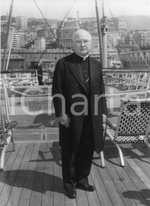 1954 GENOVA Arrivo del cardinale Francis Joseph SPELLMAN - Foto 18x24 cm 1954Fotografia vintage rara d'epoca.Timbro archivio Publifoto Genova al verso.FORMATO: 18x24 cm CONDIZIONI: GICHARTA mette in vendita le stampe vintage della collezione Publifoto Genova, per la maggior parte inedita o in tiratura di pochi esemplari. Si tratta di un'ottima opportunit&agrave; di investimento per i collezionisti di fotografie d'epoca.    originale e autentica 1