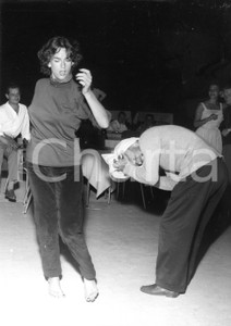 1952 SANTA MARGHERITA LIGURE Serata danzante al "Barracuda" (1) Foto 18x24 cm 1952Fotografia vintage rara d'epoca.Timbro archivio Publifoto Genova al verso.FORMATO: 18x24 cm CONDIZIONI: FAIR (lievi increspature e minimi difetti di stampa)ICHARTA mette in vendita le stampe vintage della collezione Publifoto Genova, per la maggior parte inedita o in tiratura di pochi esemplari. Si tratta di un'ottima opportunit&agrave; di investimento per i collezionisti di fotografie d'epoca.    originale e autentica 1