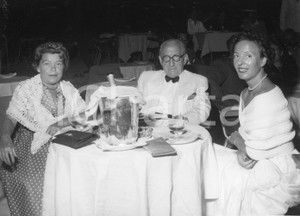 1952 SANTA MARGHERITA LIGURE Cena e serata al "Barracuda" - Foto 24x18 cm 1952Fotografia vintage rara d'epoca.Timbro archivio Publifoto Genova al verso.FORMATO: 24x18 cm CONDIZIONI: FAIR (lievi increspature e minimi difetti di stampa)ICHARTA mette in vendita le stampe vintage della collezione Publifoto Genova, per la maggior parte inedita o in tiratura di pochi esemplari. Si tratta di un'ottima opportunit&agrave; di investimento per i collezionisti di fotografie d'epoca.    originale e autentica 1