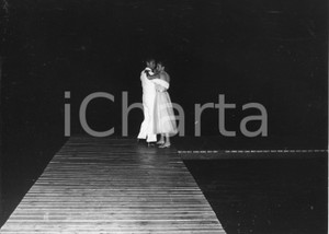 1952 SANTA MARGHERITA LIGURE Serata danzante - "Barracuda d'oro" (1) Foto 24x18 1952Fotografia vintage rara d'epoca.Timbro archivio Publifoto Genova al verso.FORMATO: 24x18 cm CONDIZIONI: G (minimi difetti di stampa)ICHARTA mette in vendita le stampe vintage della collezione Publifoto Genova, per la maggior parte inedita o in tiratura di pochi esemplari. Si tratta di un'ottima opportunit&agrave; di investimento per i collezionisti di fotografie d'epoca.    originale e autentica 1