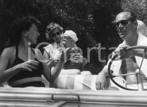 1952 PORTOFINO Ingrid BERGMAN con il il figlio Robertino e Rex HARRISON - Foto 1952Fotografia originale d'epoca.L'attrice &egrave; ritratta con il figlio Robertino Rossellini, su una imbarcazione guidata da Rex Harrison.Timbro archivio Publifoto Genova al verso.FORMATO: 24x18 cm CONDIZIONI: FAIR (lievi increspature marginali e minimi difetti di stampa)ICHARTA mette in vendita le stampe vintage della collezione Publifoto Genova, per la maggior parte inedita o in tiratura di pochi esemplari. Si tratta di un'ottima opportunit&agrave; di investimento per i collezionisti di fotografie d'epoca.    originale e autentica 1