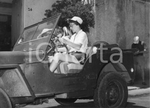 1952 SANTA MARGHERITA LIGURE Lilli PALMER in auto con il figlio Carey HARRISON Luglio 1952Fotografia originale d'epoca.Timbro archivio Publifoto Genova al verso.FORMATO: 24x18 cm CONDIZIONI: FAIR (lievi increspature marginali e minimi difetti di stampa)ICHARTA mette in vendita le stampe vintage della collezione Publifoto Genova, per la maggior parte inedita o in tiratura di pochi esemplari. Si tratta di un'ottima opportunit&agrave; di investimento per i collezionisti di fotografie d'epoca.    originale e autentica 1