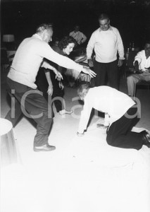 1952 SANTA MARGHERITA LIGURE Serata al "Barracuda" (2) Foto 18x21 cm 1952Fotografia vintage rara d'epoca.Timbro archivio Publifoto Genova al verso.FORMATO: 18x21 cm CONDIZIONI: FAIR (ondulature marginali e difetti di stampa)ICHARTA mette in vendita le stampe vintage della collezione Publifoto Genova, per la maggior parte inedita o in tiratura di pochi esemplari. Si tratta di un'ottima opportunit&agrave; di investimento per i collezionisti di fotografie d'epoca.    originale e autentica 1