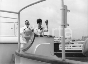 1963 GENOVA Soprano Anna MOFFO madrina della nave "Donizetti" (2) Foto 24x18 1963Fotografia vintage rara d'epoca, scattata in occasione del viaggio inaugurale della nave.Timbro archivio Publifoto Genova al verso.FORMATO: 24x18 cm CONDIZIONI: G (minimi difetti di stampa)ICHARTA mette in vendita le stampe vintage della collezione Publifoto Genova, per la maggior parte inedita o in tiratura di pochi esemplari. Si tratta di un'ottima opportunit&agrave; di investimento per i collezionisti di fotografie d'epoca.     originale e autentica 1