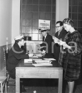 1962 GENOVA Attrice Alida VALLI in partenza per gli Stati Uniti (1) Foto 18x20 1962Fotografia vintage rara d'epoca.Timbro archivio Publifoto Genova al verso.FORMATO: 18x20 cm CONDIZIONI: G (minimi difetti di stampa)ICHARTA mette in vendita le stampe vintage della collezione Publifoto Genova, per la maggior parte inedita o in tiratura di pochi esemplari. Si tratta di un'ottima opportunit&agrave; di investimento per i collezionisti di fotografie d'epoca.    originale e autentica 1