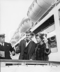 1962 GENOVA Attrice Alida VALLI in partenza per gli Stati Uniti (2) Foto 18x20 1962Fotografia vintage rara d'epoca.Timbro archivio Publifoto Genova al verso.FORMATO: 18x20 cm CONDIZIONI: FAIR (increspatura al margine inferiore; minimi difetti di stampa)ICHARTA mette in vendita le stampe vintage della collezione Publifoto Genova, per la maggior parte inedita o in tiratura di pochi esemplari. Si tratta di un'ottima opportunit&agrave; di investimento per i collezionisti di fotografie d'epoca.    originale e autentica 1