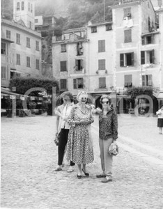 1959 PORTOFINO Clementine CHURCHILL in vacanza con le figlie - Foto 18x22 cm 1959Fotografia vintage rara d'epoca.Timbro archivio Publifoto Genova al verso.FORMATO: 18x22 cm CONDIZIONI: FAIR (increspatura al margine superiore e minimi difetti di stampa)ICHARTA mette in vendita le stampe vintage della collezione Publifoto Genova, per la maggior parte inedita o in tiratura di pochi esemplari. Si tratta di un'ottima opportunit&agrave; di investimento per i collezionisti di fotografie d'epoca.    originale e autentica 1