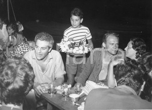 1959 PORTOFINO Sydney CHAPLIN e James JONES in vacanza (1) Foto vintage 24x18 cm 1959Fotografia vintage rara d'epoca.Timbro archivio Publifoto Genova al verso.FORMATO: 24x18 cm CONDIZIONI: G (lievi difetti di stampa)ICHARTA mette in vendita le stampe vintage della collezione Publifoto Genova, per la maggior parte inedita o in tiratura di pochi esemplari. Si tratta di un'ottima opportunit&agrave; di investimento per i collezionisti di fotografie d'epoca.    originale e autentica 1