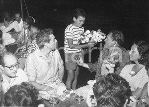 1959 PORTOFINO Sydney CHAPLIN e James JONES al ristorante (3) Foto vintage 24x18 1959Fotografia vintage rara d'epoca.Timbro archivio Publifoto Genova al verso.FORMATO: 24x18 cm CONDIZIONI: G (lievi difetti di stampa)ICHARTA mette in vendita le stampe vintage della collezione Publifoto Genova, per la maggior parte inedita o in tiratura di pochi esemplari. Si tratta di un'ottima opportunit&agrave; di investimento per i collezionisti di fotografie d'epoca.    originale e autentica 1