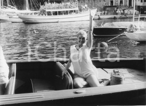 1959 PORTOFINO Attrice Esther WILLIAMS in vacanza (1) Foto vintage 24x18 cm 1959Fotografia vintage rara d'epoca.Timbro archivio Publifoto Genova al verso.FORMATO: 24x18 cm CONDIZIONI: G (lievi difetti di stampa)ICHARTA mette in vendita le stampe vintage della collezione Publifoto Genova, per la maggior parte inedita o in tiratura di pochi esemplari. Si tratta di un'ottima opportunit&agrave; di investimento per i collezionisti di fotografie d'epoca.    originale e autentica 1
