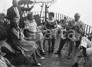 1959 PORTOFINO Arnoldo MONDADORI in terrazza - Foto vintage 24x18 cm 1959Fotografia vintage rara d'epoca.Timbro archivio Publifoto Genova al verso.FORMATO: 24x18 cm CONDIZIONI: G (minimi difetti di stampa)ICHARTA mette in vendita le stampe vintage della collezione Publifoto Genova, per la maggior parte inedita o in tiratura di pochi esemplari. Si tratta di un'ottima opportunit&agrave; di investimento per i collezionisti di fotografie d'epoca.    originale e autentica 1