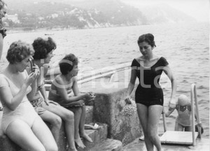 1960 RAPALLO Principessa SORAYA dell'Iran dopo il bagno in mare - Foto 24x18 cm 1960Fotografia vintage rara d'epoca.Timbro archivio Publifoto Genova al verso.FORMATO: 24x18 cm CONDIZIONI: POOR (evidenti difetti di stampa)ICHARTA mette in vendita le stampe vintage della collezione Publifoto Genova, per la maggior parte inedita o in tiratura di pochi esemplari. Si tratta di un'ottima opportunit&agrave; di investimento per i collezionisti di fotografie d'epoca.    originale e autentica 1
