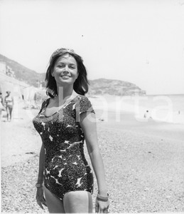 1961 SPOTORNO Attrice Eva BARTOK in spiaggia (1) Foto vintage 18x20 cm 1961Fotografia vintage rara d'epoca.Timbro archivio Publifoto Genova al verso.FORMATO: 18x20 cm CONDIZIONI: G (piccola piegatura angolare)ICHARTA mette in vendita le stampe vintage della collezione Publifoto Genova, per la maggior parte inedita o in tiratura di pochi esemplari. Si tratta di un'ottima opportunit&agrave; di investimento per i collezionisti di fotografie d'epoca.    originale e autentica 1