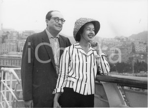 1958 GENOVA M/N INDEPENDENCE Regista Henry KOSTER e moglie Peggy MORAN (2) Foto 1958Fotografia vintage rara d'epoca.Timbro archivio Publifoto Genova al verso.FORMATO: 24x18 cm CONDIZIONI: FAIR (difetti di stampa)ICHARTA mette in vendita le stampe vintage della collezione Publifoto Genova, per la maggior parte inedita o in tiratura di pochi esemplari. Si tratta di un'ottima opportunit&agrave; di investimento per i collezionisti di fotografie d'epoca.    originale e autentica 1