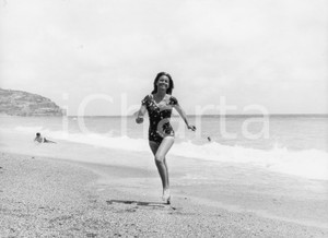 1961 SPOTORNO Attrice Eva BARTOK in spiaggia (3) Foto vintage 24x18 cm 1961Fotografia vintage rara d'epoca.Timbro archivio Publifoto Genova al verso.FORMATO: 24x18 cm CONDIZIONI: FAIR (lievi increspature marginali)ICHARTA mette in vendita le stampe vintage della collezione Publifoto Genova, per la maggior parte inedita o in tiratura di pochi esemplari. Si tratta di un'ottima opportunit&agrave; di investimento per i collezionisti di fotografie d'epoca.    originale e autentica 1