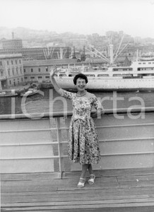 1958 GENOVA Scrittrice Jean STAFFORD sul ponte di una nave - Foto 18x24 1958Fotografia vintage rara d'epoca.Timbro archivio Publifoto Genova al verso.FORMATO: 18x24 cm CONDIZIONI: FAIR (lievi increspature e difetti di stampa)ICHARTA mette in vendita le stampe vintage della collezione Publifoto Genova, per la maggior parte inedita o in tiratura di pochi esemplari. Si tratta di un'ottima opportunit&agrave; di investimento per i collezionisti di fotografie d'epoca.    originale e autentica 1