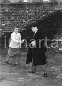 1956 SANTA MARGHERITA LIGURE Laurence OLIVIER al Grand Hotel Miramare (2) Foto 1956Fotografia vintage rara d'epoca.Timbro archivio Publifoto Genova al verso.FORMATO: 18x24 cm CONDIZIONI: FAIR (increspature e difetti di stampa)ICHARTA mette in vendita le stampe vintage della collezione Publifoto Genova, per la maggior parte inedita o in tiratura di pochi esemplari. Si tratta di un'ottima opportunit&agrave; di investimento per i collezionisti di fotografie d'epoca.    originale e autentica 1