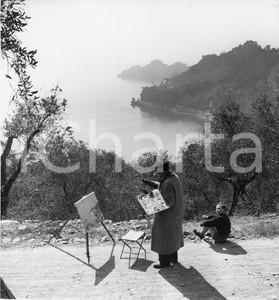 1953 PORTOFINO Pittore Arturo TOSI al lavoro en plein air - Foto 18x21 cm 1953Fotografia vintage rara d'epoca.Timbro archivio Publifoto Genova al verso.FORMATO: 18x21 cm CONDIZIONI: FAIR (lievi increspature marginali e minimi difetti di stampa)ICHARTA mette in vendita le stampe vintage della collezione Publifoto Genova, per la maggior parte inedita o in tiratura di pochi esemplari. Si tratta di un'ottima opportunit&agrave; di investimento per i collezionisti di fotografie d'epoca.    originale e autentica 1