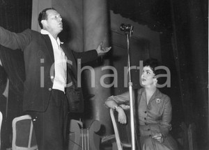 1955 SANREMO Gina LOLLOBRIGIDA a un ricevimento sullo yacht di Rizzoli (2) Foto 1955Fotografia vintage rara d'epoca.Timbro archivio Publifoto Genova al verso.FORMATO: 24x18 cm CONDIZIONI: G (minimi difetti di stampa)ICHARTA mette in vendita le stampe vintage della collezione Publifoto Genova, per la maggior parte inedita o in tiratura di pochi esemplari. Si tratta di un'ottima opportunit&agrave; di investimento per i collezionisti di fotografie d'epoca.    originale e autentica 1