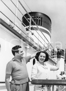 1955 GENOVA Carlo ZAMPIGHI e Margherita CAROSIO in partenza sul "Conte Grande" 1955Fotografia vintage rara d'epoca.Timbro archivio Publifoto Genova al verso.FORMATO: 18x24 cm CONDIZIONI: FAIR (increspature marginali e difetti di stampa)ICHARTA mette in vendita le stampe vintage della collezione Publifoto Genova, per la maggior parte inedita o in tiratura di pochi esemplari. Si tratta di un'ottima opportunit&agrave; di investimento per i collezionisti di fotografie d'epoca.    originale e autentica 1