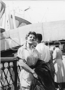 1955 GENOVA Arrivo Nelida ROMERO attrice argentina (2) Foto 18x24 cm 1955Fotografia vintage rara d'epoca.Timbro archivio Publifoto Genova al verso.FORMATO: 18x24 cm CONDIZIONI: FAIR (increspature marginali e difetti di stampa)ICHARTA mette in vendita le stampe vintage della collezione Publifoto Genova, per la maggior parte inedita o in tiratura di pochi esemplari. Si tratta di un'ottima opportunit&agrave; di investimento per i collezionisti di fotografie d'epoca.    originale e autentica 1