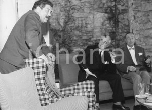 1958 CAMOGLI Folco LULLI e Vittorio DE SICA in attesa delle riprese (2) Foto 24x18 1958Fotografia rara d'epoca, che ritrae Folco Lulli e Vittorio De Sica a Camogli per le riprese in esterna del fim "Pezzo, capopezzo e capitano" di Wolfgang Staudte.Timbro archivio Publifoto Genova al verso.FORMATO: 24x18 cm CONDIZIONI: FAIR (increspature marginali e difetti di stampa)ICHARTA mette in vendita le stampe vintage della collezione Publifoto Genova, per la maggior parte inedita o in tiratura di pochi esemplari. Si tratta di un'ottima opportunit&agrave; di investimento per i collezionisti di fotografie d'epoca.    originale e autentica 1