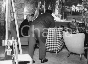 1958 CAMOGLI Folco LULLI e Vittorio DE SICA in attesa delle riprese (3) Foto 24x18 1958Fotografia rara d'epoca, che ritrae Folco Lulli e Vittorio De Sica a Camogli per le riprese in esterna del fim "Pezzo, capopezzo e capitano" di Wolfgang Staudte.Timbro archivio Publifoto Genova al verso.FORMATO: 24x18 cm CONDIZIONI: FAIR (increspature marginali e difetti di stampa)ICHARTA mette in vendita le stampe vintage della collezione Publifoto Genova, per la maggior parte inedita o in tiratura di pochi esemplari. Si tratta di un'ottima opportunit&agrave; di investimento per i collezionisti di fotografie d'epoca.    originale e autentica 1