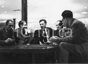 1955 GENOVA T/N Constitution - Regista Elia KAZAN in partenza (1) Foto 24x18 cm 1955Fotografia vintage rara d'epoca.Timbro archivio Publifoto Genova al verso.FORMATO: 24x18 cm CONDIZIONI: FAIR (lievi increspature marginali; difetti di stampa)ICHARTA mette in vendita le stampe vintage della collezione Publifoto Genova, per la maggior parte inedita o in tiratura di pochi esemplari. Si tratta di un'ottima opportunit&agrave; di investimento per i collezionisti di fotografie d'epoca.    originale e autentica 1