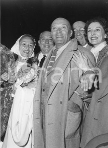 1955 GENOVA Attori della Compagnia del Teatro Italiano - Foto vintage 18x24 cm 1955Fotografia vintage rara d'epoca.Timbro archivio Publifoto Genova al verso.FORMATO: 18x24 cm CONDIZIONI: GICHARTA mette in vendita le stampe vintage della collezione Publifoto Genova, per la maggior parte inedita o in tiratura di pochi esemplari. Si tratta di un'ottima opportunit&agrave; di investimento per i collezionisti di fotografie d'epoca.    originale e autentica 1