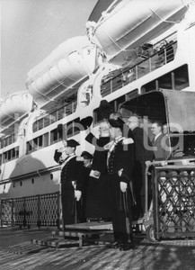 1955 GENOVA SS Giulio Cesare - Sbarco card. Santiago Luis COPELLO - Foto 1955Fotografia vintage rara d'epoca.Timbro archivio Publifoto Genova al verso.FORMATO: 18x24 cm CONDIZIONI: G (lievi difetti di stampa)ICHARTA mette in vendita le stampe vintage della collezione Publifoto Genova, per la maggior parte inedita o in tiratura di pochi esemplari. Si tratta di un'ottima opportunit&agrave; di investimento per i collezionisti di fotografie d'epoca.    originale e autentica 1