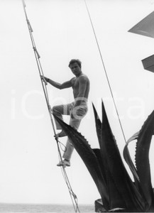 1958 RAPALLO Ennio GIROLAMI sul set del film "Racconti d'estate" - Foto 18x24 cm 1958Fotografia vintage rara d'epoca, scattata sul set del film di Gianni Franciolini.Timbro archivio Publifoto Genova al verso.FORMATO: 18x24 cm CONDIZIONI: FAIR (ondulature, difetti di stampa)ICHARTA mette in vendita le stampe vintage della collezione Publifoto Genova, per la maggior parte inedita o in tiratura di pochi esemplari. Si tratta di un'ottima opportunit&agrave; di investimento per i collezionisti di fotografie d'epoca.    originale e autentica 1