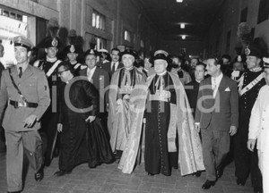 1955 GENOVA Arrivo card. Benedetto Aloisi MASELLA alla stazione marittima (2) 1955Fotografia vintage rara d'epoca.Timbro archivio Publifoto Genova al verso.FORMATO: 24x18 cm CONDIZIONI: FAIR (difetti di stampa evidenti; lievi increspature marginali)ICHARTA mette in vendita le stampe vintage della collezione Publifoto Genova, per la maggior parte inedita o in tiratura di pochi esemplari. Si tratta di un'ottima opportunit&agrave; di investimento per i collezionisti di fotografie d'epoca.    originale e autentica 1