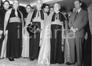 1955 GENOVA Arrivo card. Benedetto Aloisi MASELLA alla stazione marittima (3) 1955Fotografia vintage rara d'epoca.Timbro archivio Publifoto Genova al verso.FORMATO: 24x18 cm CONDIZIONI: POOR (difetti di stampa evidenti)ICHARTA mette in vendita le stampe vintage della collezione Publifoto Genova, per la maggior parte inedita o in tiratura di pochi esemplari. Si tratta di un'ottima opportunit&agrave; di investimento per i collezionisti di fotografie d'epoca.    originale e autentica 1