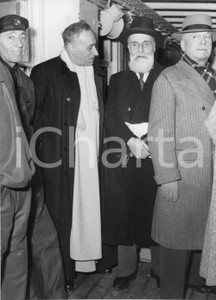 1955 GENOVA Partenza nobili invitati alle nozze di Maria Pia di Savoia - Foto 1955Fotografia vintage rara d'epoca.Timbro archivio Publifoto Genova al verso.FORMATO: 18x24cm CONDIZIONI: POOR (difetti di stampa e piccoli strappi al margine superiore)ICHARTA mette in vendita le stampe vintage della collezione Publifoto Genova, per la maggior parte inedita o in tiratura di pochi esemplari. Si tratta di un'ottima opportunit&agrave; di investimento per i collezionisti di fotografie d'epoca.      originale e autentica 1