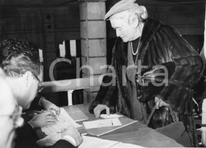 1955 GENOVA Partenza nobile invitata alle nozze di Maria Pia di Savoia - Foto 1955Fotografia vintage rara d'epoca.Timbro archivio Publifoto Genova al verso.FORMATO: 24x18 cm CONDIZIONI: FAIR (increspature marginali e piccoli difetti di stampa)ICHARTA mette in vendita le stampe vintage della collezione Publifoto Genova, per la maggior parte inedita o in tiratura di pochi esemplari. Si tratta di un'ottima opportunit&agrave; di investimento per i collezionisti di fotografie d'epoca.      originale e autentica 1