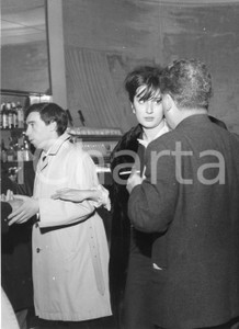 1962 GENOVA Teatro Margherita - Mina e Umberto BINDI a una serata *Foto vintage 1962Fotografia vintage rara d'epoca.Timbro archivio Publifoto Genova al verso.FORMATO: 18x24 cm CONDIZIONI: FAIR (difetti di stampa)ICHARTA mette in vendita le stampe vintage della collezione Publifoto Genova, per la maggior parte inedita o in tiratura di pochi esemplari. Si tratta di un'ottima opportunit&agrave; di investimento per i collezionisti di fotografie d'epoca.    originale e autentica 1