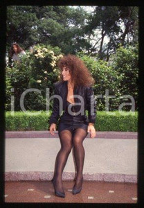 35mm vintage slide* 1990 ca CINEMA Luisa KULIOK Actress (108)  Diapositiva d'epoca, in formato 35 mm.CONDIZIONI: GOODE' severamente vietata la riproduzione. Tutti i diritti sono riservati.Nella diapositiva ICharta mette in vendita, sul negozio eBay e in esclusiva sul sito "icharta" il proprio archivio composto da numerose diapositive e negativi fotografici d'epoca, tutti originali e autentici, che attraversano la storia del costume italiano tra gli la fine degli anni Sessanta e Novanta.Si tratta di uno sguardo inedito sull'attualit&agrave;, la politica, la vita quotidiana, il gossip e la cultura, che fotografa il cambiamento della nazione in quest'ultimo scorcio del XX secolo. Un'occasione unica per il mercato del collezionismo, che vede finalmente disponibile un archivio eccezionale per vastit&agrave;, tematiche e condizioni, in un settore (il negativo fotografico e la diapositiva) di assoluta novit&agrave; e dalle interessanti prospettive di investimento. GOOD/buono   originale e autentica 1