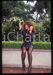 35mm vintage slide* 1990 ca CINEMA Luisa KULIOK Actress (117)  Diapositiva d'epoca, in formato 35 mm.CONDIZIONI: GOODE' severamente vietata la riproduzione. Tutti i diritti sono riservati.Nella diapositiva ICharta mette in vendita, sul negozio eBay e in esclusiva sul sito "icharta" il proprio archivio composto da numerose diapositive e negativi fotografici d'epoca, tutti originali e autentici, che attraversano la storia del costume italiano tra gli la fine degli anni Sessanta e Novanta.Si tratta di uno sguardo inedito sull'attualit&agrave;, la politica, la vita quotidiana, il gossip e la cultura, che fotografa il cambiamento della nazione in quest'ultimo scorcio del XX secolo. Un'occasione unica per il mercato del collezionismo, che vede finalmente disponibile un archivio eccezionale per vastit&agrave;, tematiche e condizioni, in un settore (il negativo fotografico e la diapositiva) di assoluta novit&agrave; e dalle interessanti prospettive di investimento. GOOD/buono   originale e autentica 1