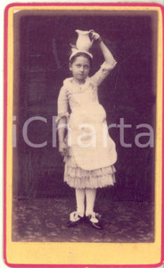 1870 ca FRANCE (?) Ritratto di bambina con anfora in testa - Foto CDV RARA  Fotografia originale d'epoca.CONDIZIONI: G FORMATO: CDV    originale e autentica 1