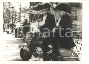 1963 CINEMA Film "El verdugo" Nino MANFREDI José ISBERT su Lambretta *Foto 18x13  Fotografia d'epoca, scattata sul set del film "El verdugo " ("La ballata del boia" in Italia) di Luis Garc&iacute;a-Berlanga, con didascalia dattiloscritta al verso.CONDIZIONI: GFORMATO: 18x13 cm    originale e autentica 1