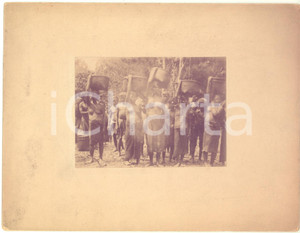 1920 ca CONGO BELGA Donne di un villaggio trasportano ceste - Foto 21x16 cm  Fotografia originale d'epoca, montata su cartoncino rigido.CONDIZIONI: FAIR (lievi piegature angolari)FORMATO: 21x16 cm    originale e autentica 1