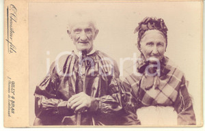 1906 JODOIGNE (BELGIQUE) Portrait de deux époux - Noces d'or - Photo CHAUSTEUR  Fotografia originale d'epoca, montata su cartoncino rigido, con didascalia manoscritta al verso che identifica nei due soggetti i bisnonni della scrivente (Mme Poncin, Bruxelles).CONDIZIONI: GFORMATO: 11x16 cmFOTOGRAFO: Omer Chausteur fils - Gilly 4 Bras    originale e autentica 1