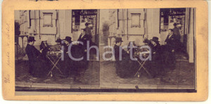 1910 LIEGE / BELGIQUE Une partie de cartes - Photo stéréoscopique VINTAGE  Fotografia originale d'epoca, stereoscopica, su cartoncino rigido.Didascalia manoscritta coeva al lato sinistro.CONDIZIONI: FAIR (minima sbrecciatura al margine superiore)FORMATO: 18x9 cm    originale e autentica 1